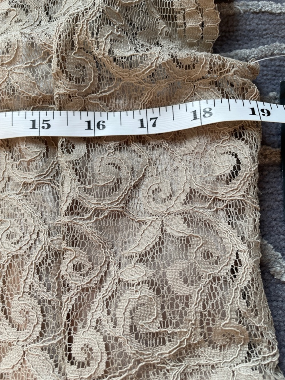 NWT Liz Claiborne Taupe Lace Short Sleeve V-Neck Blouse Size 10 Petite - Picture 7 of 8